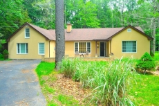 Pocono Getaway - Relaxing Hot Tub !!!, Hammock , Fire pit, Lake Access & Fishing