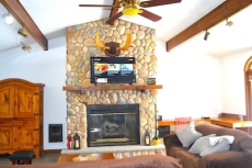 The Hut : Pocono home with Private Pool & Bar, close to Lakes, Fishing, Ski.