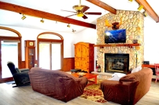 The Hut : Pocono home with Private Pool & Bar, close to Lakes, Fishing, Ski.