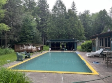 The Hut : Pocono home with Private Pool & Bar, close to Lakes, Fishing, Ski.