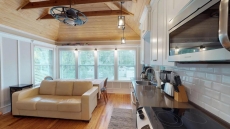 $ Renovated Romantic Guesthouse $ Historic Downtown Easy Half Mile Stroll - Beach only 3 Miles!