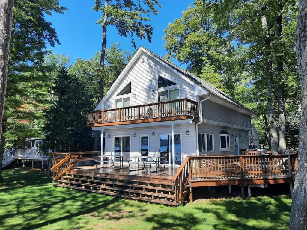 5 Bedrooms Beachfront House Rental in Honor, Michigan
