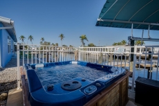Gilligan’s on the Island:Hot tub, Pacman &dock