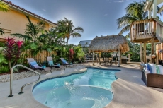 Beautiful 4 BR/2 BA with Pool/Hot Tub on a canal!