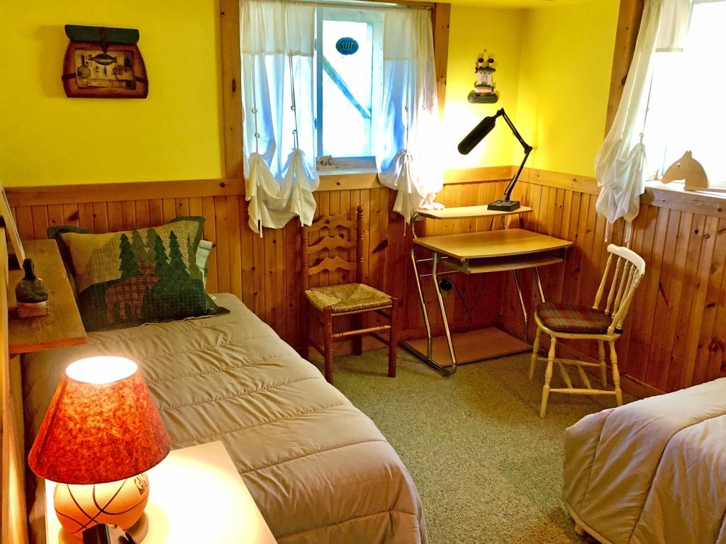 4 Bedrooms Beachfront, Lakefront Cottage Rental in Ontario, Canada