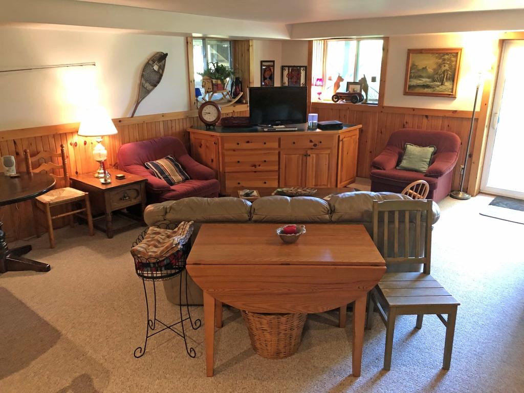 4 Bedrooms Beachfront, Lakefront Cottage Rental in Ontario, Canada