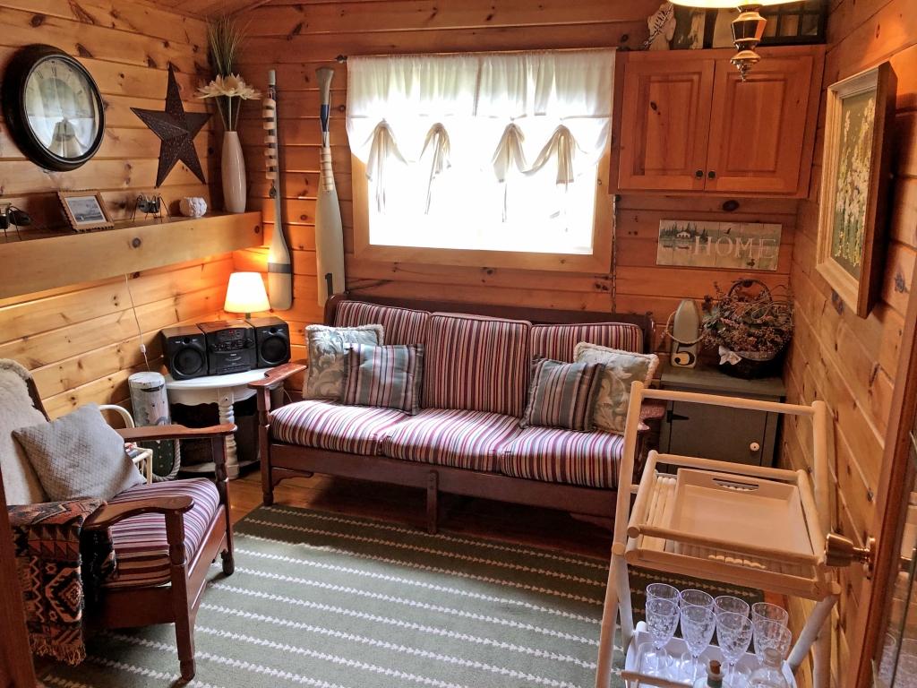 4 Bedrooms Beachfront, Lakefront Cottage Rental in Ontario, Canada