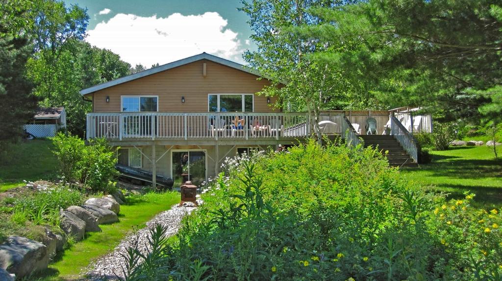4 Bedrooms Beachfront, Lakefront Cottage Rental in Ontario, Canada