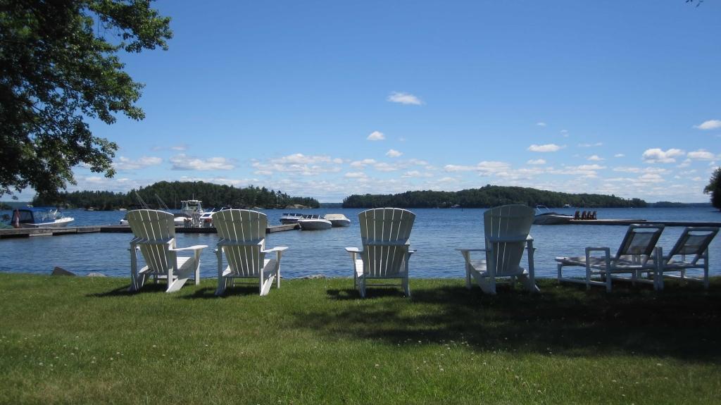 4 Bedrooms Beachfront, Lakefront Cottage Rental in Ontario, Canada