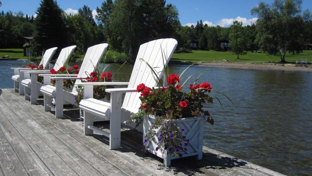 4 Bedrooms Beachfront, Lakefront Cottage Rental in Ontario, Canada