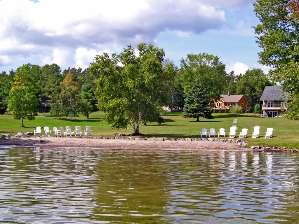 4 Bedrooms Beachfront, Lakefront Cottage Rental in Ontario, Canada