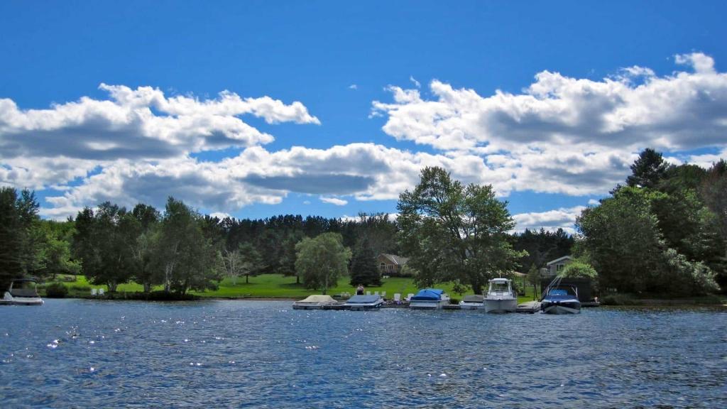 4 Bedrooms Beachfront, Lakefront Cottage Rental in Ontario, Canada