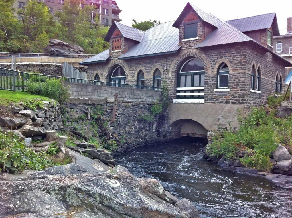 4 Bedrooms Beachfront, Lakefront Cottage Rental in Ontario, Canada