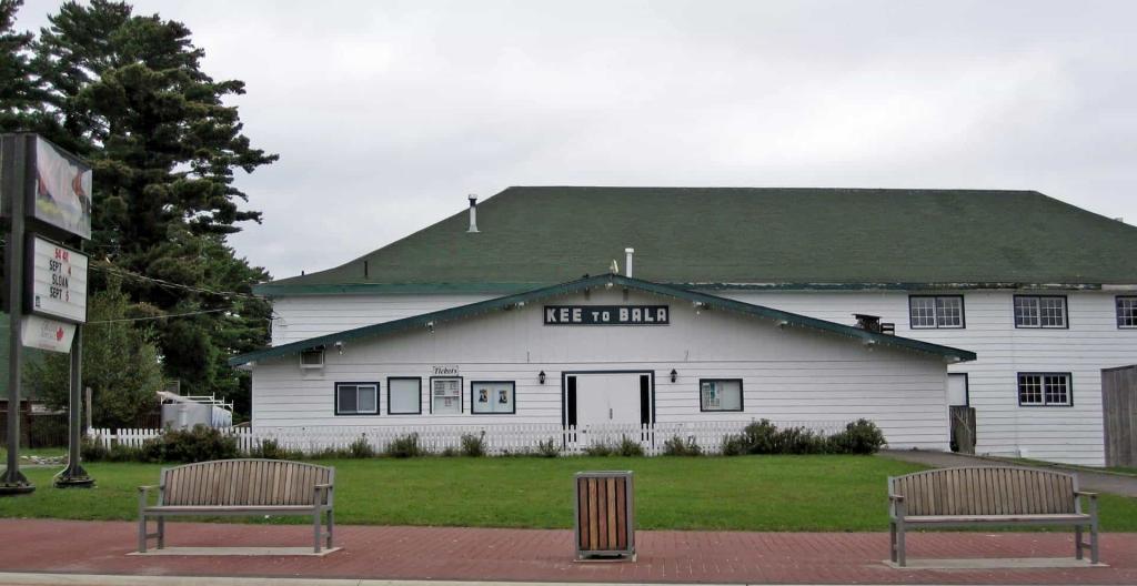 4 Bedrooms Beachfront, Lakefront Cottage Rental in Ontario, Canada