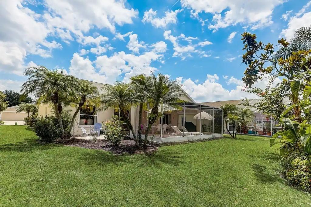 3 Bedrooms Pet Friendly House Rental in Bradenton, Florida Lakeside