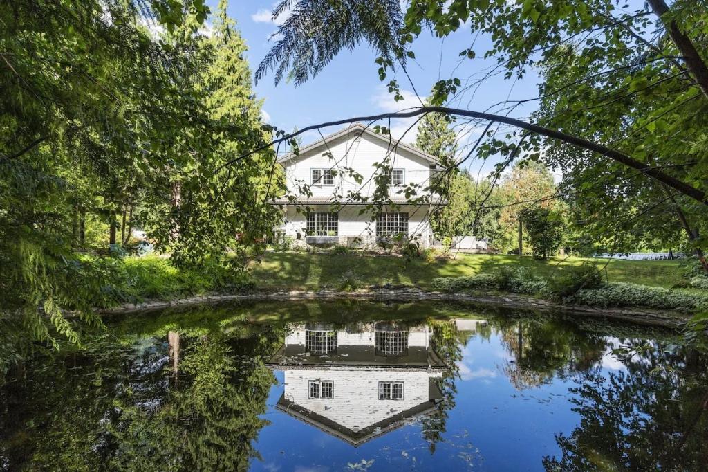 6 Bedrooms Beachfront, Mountain View House Rental in British Columbia, Canada