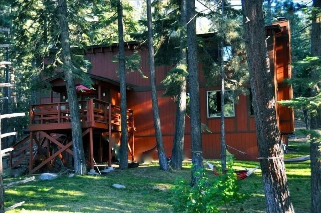 5 Bedrooms Mountain View Cabin Rental in South Lake Tahoe, California