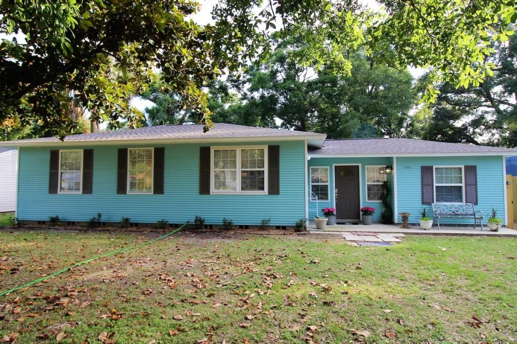 3 Bedrooms Beachfront Bungalow Rental in Pensacola, Florida