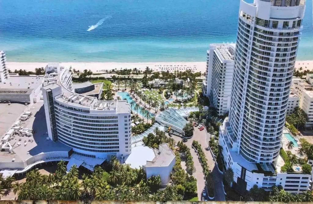 1 Bedroom Beachfront, Lakefront Apartment Rental in Miami Beach, Florida