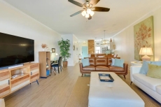 Pet-Friendly Townhome - Walk to Beach!