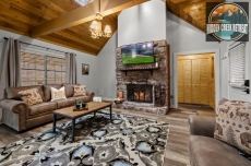 Couples Escape, hot tub, private creek close to attractions