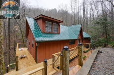 Couples Escape, hot tub, private creek close to attractions