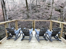 Couples Escape, hot tub, private creek close to attractions