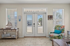 Blue Oasis Retreat w/Hot Tub, Pool,5 mins to Beach