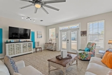 Friends & Family Getaway - 5 mins to Beach w/Pools