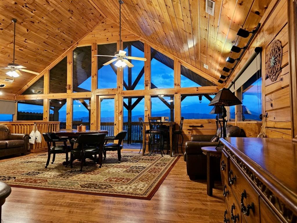 3 Bedrooms Mountain View Cabin Rental in Sevierville, Tennessee