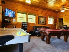 Gameroom: Pool Table, Air Hockey, Arcade, TV, futon, Twin Sleeper