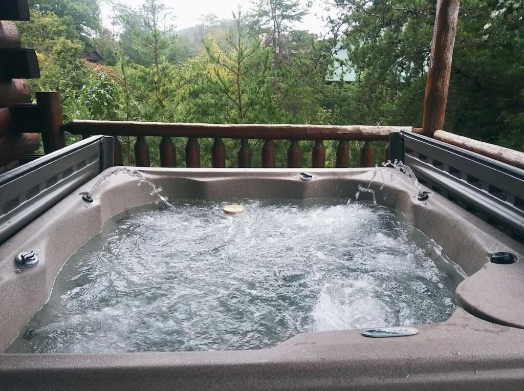 3 Bedrooms Mountain View Cabin Rental in Sevierville, Tennessee