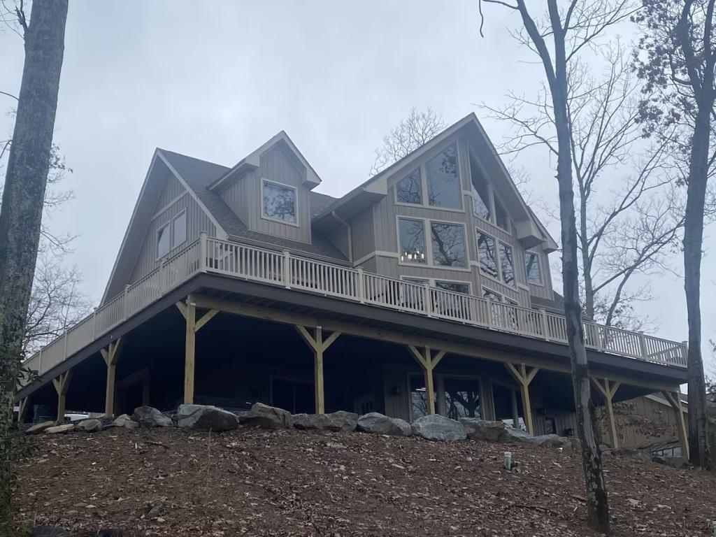 6 Bedrooms Mountain View House Rental in Tannersville, Pennsylvania