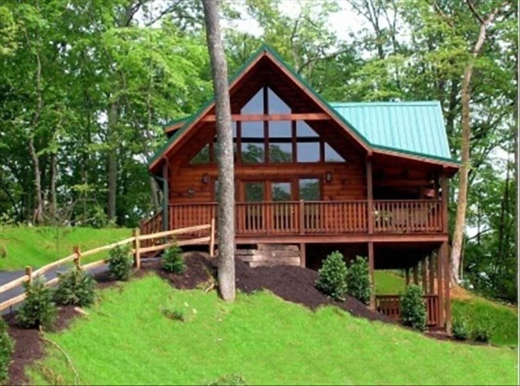 3 Bedrooms Mountain View Cabin Rental in Gatlinburg, Tennessee