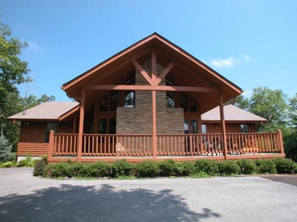 6 Bedrooms Mountain View Cabin Rental in Gatlinburg, Tennessee