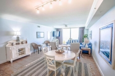 Huge & Cozy beachfront 3 bdrm condo with amazing gulf views close to everything!