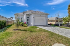 15 minute walk to Vanderbilt Beach!!