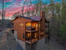 3 King Beds 3.5 Bath Cabin/Hot Tub/Pool Table