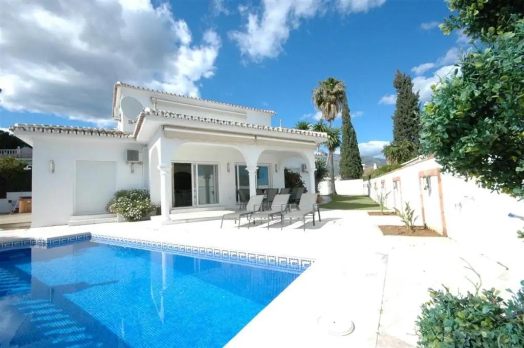 4 Bedrooms Villa Rental in Marbella, Spain