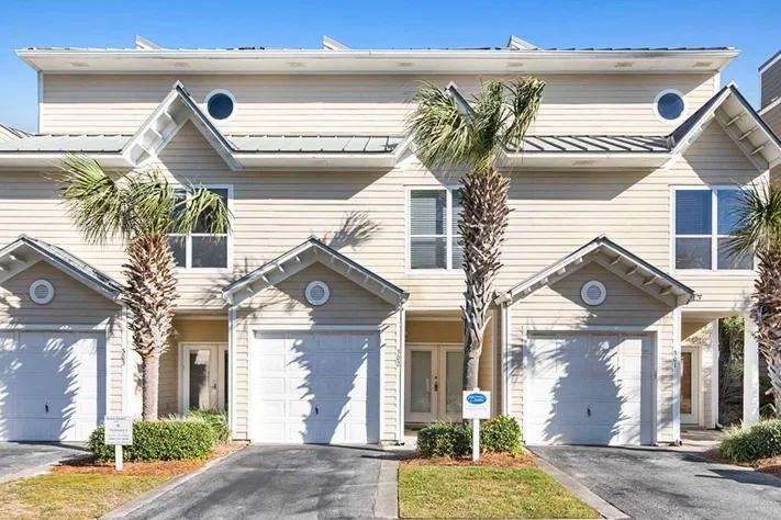 3 Bedrooms Beachfront Townhome Rental in Destin, Florida