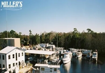 2 Bedrooms Boat Rental in Suwannee, Florida