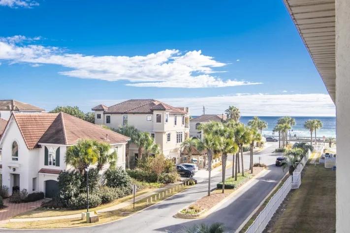 3 Bedrooms Beachfront, Condo Rental in Maravilla, Florida