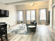Beautiful skylight Inner Harbor Downtown Apartment
