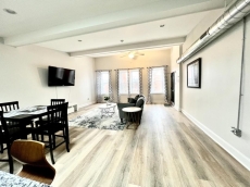 Beautiful skylight Inner Harbor Downtown Apartment