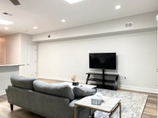 Spacious-Skylight Loft Inner Harbor Downtown