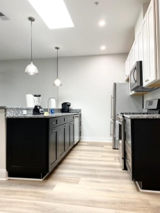 Spacious-Skylight Loft Inner Harbor Downtown