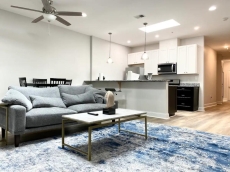 Spacious-Skylight Loft Inner Harbor Downtown