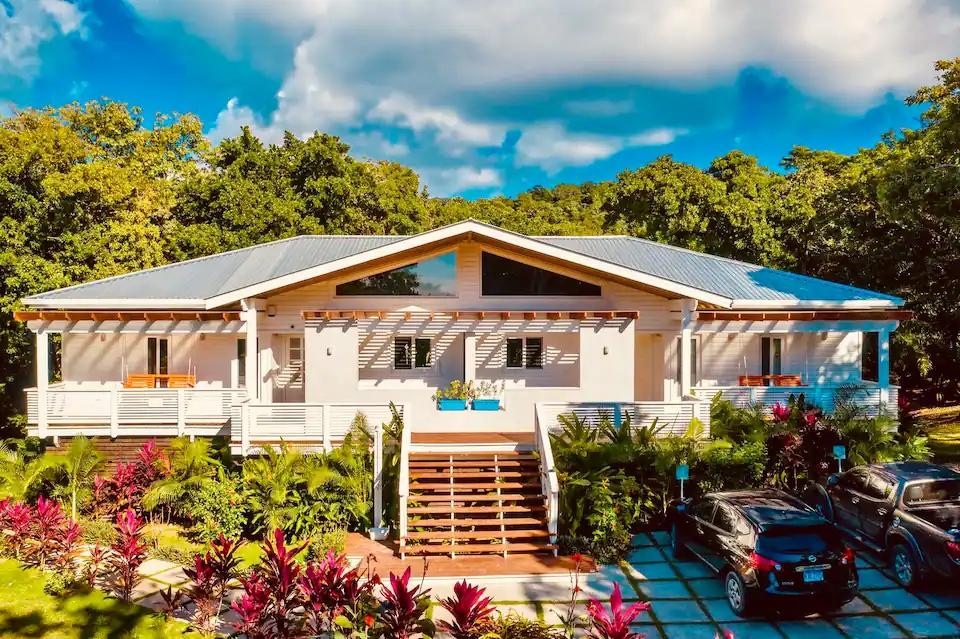 3 Bedrooms Beachfront, Villa Rental in Roatan, Bay Islands