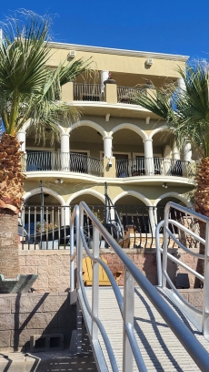 Bullhead City Riverfront Mansion - Family-friendly river mansion endless amenities