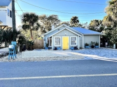 High Demand Vacation Area - Walk to EVERYTHING New Smyrna Beach!